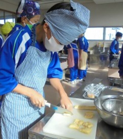 調理実習（味噌汁づくり）【５年生】