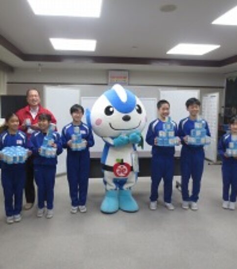 赤い羽根募金贈呈式・ウォッシャくんとの握手会