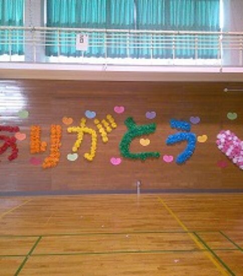 ６年生を送る会　かざりづくり【４年生】